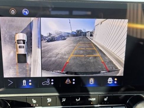 Used 2024 Chevrolet Colorado ZR2 w/ Technology Package image 17