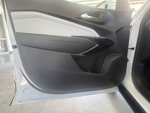Used 2025 Chevrolet Trax LT w/ LT Convenience Package FWD image 25