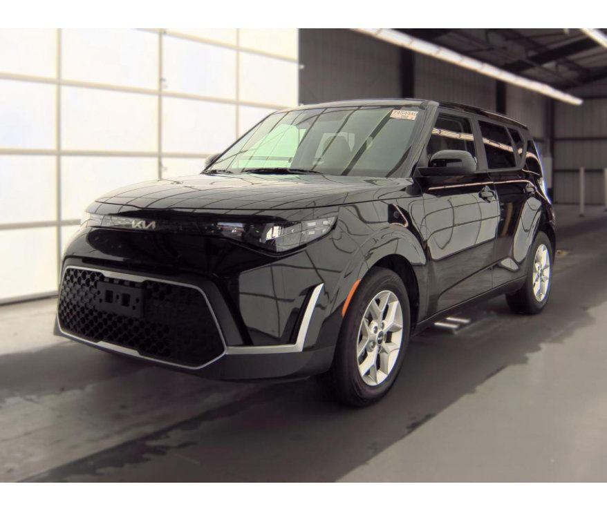 Used 2025 Kia Soul LX w/ LX Technology Package FWD image 1