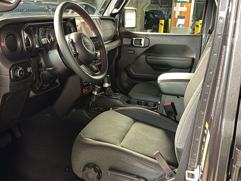 Used 2024 Jeep Wrangler Unlimited Rubicon w/ Technology Group image 25