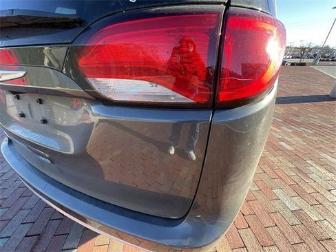 Used 2018 Chrysler Pacifica Touring Plus image 16