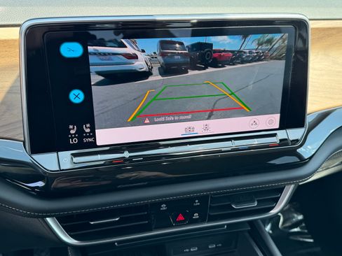 Used 2025 Volkswagen Atlas SE FWD image 11
