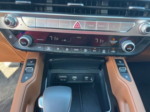 Used 2025 Kia Telluride AWD image 27