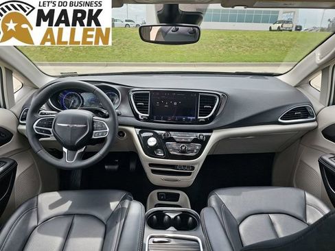 Used 2024 Chrysler Pacifica Touring-L FWD image 20