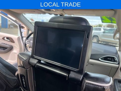 Used 2022 Chrysler Pacifica Limited w/ Uconnect Theater Family Group FWD image 20