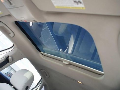 Used 2023 Volkswagen Jetta SE w/ Panoramic Sunroof Package image 6