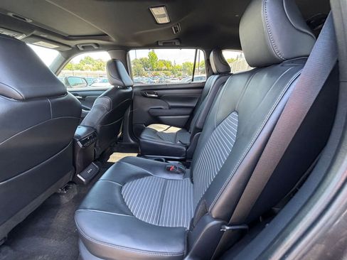 Used 2025 Toyota Highlander XSE AWD/4WD image 28