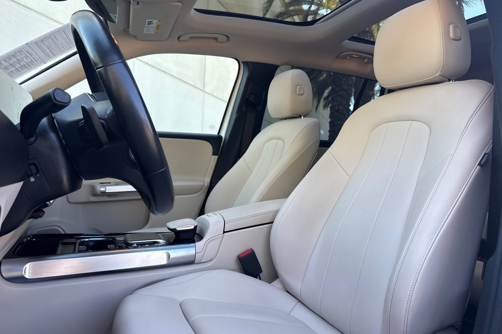 Used 2023 Mercedes-Benz GLB 250 w/ Premium Package image 5