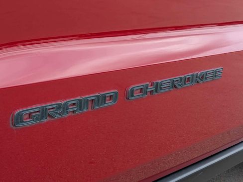 Used 2017 Jeep Grand Cherokee Trailhawk w/ Trailhawk Luxury Group AWD/4WD image 12