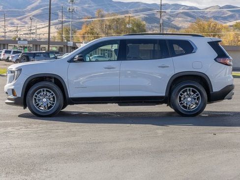 Used 2025 GMC Acadia Elevation image 3