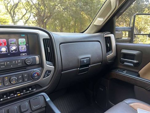 Used 2017 GMC Sierra 2500 Denali w/ Duramax Plus Package AWD/4WD image 32