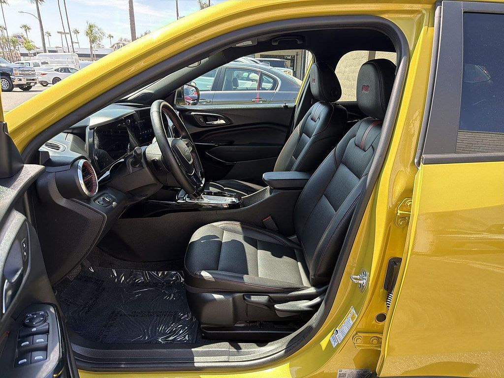 Used 2025 Chevrolet Trax RS w/ Driver Confidence Package FWD image 18