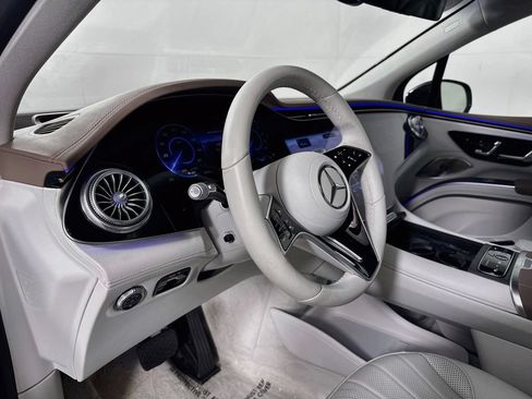 Used 2023 Mercedes-Benz EQS 580 4MATIC SUV w/ Exclusive Trim Package image 9