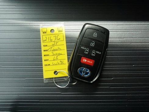 Used 2025 Toyota Sienna LE image 29
