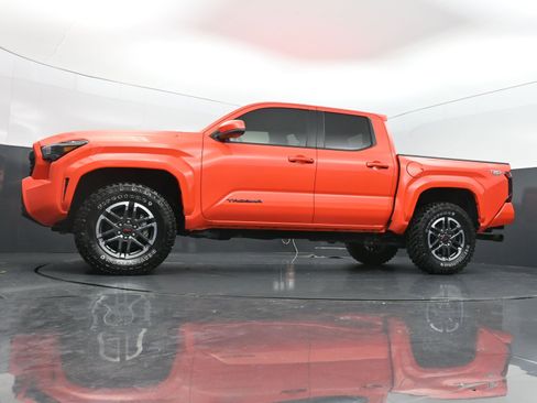 Used 2024 Toyota Tacoma TRD Sport AWD/4WD image 35
