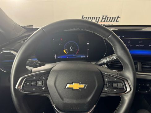 Used 2025 Chevrolet Trax LT w/ LT Convenience Package FWD image 14