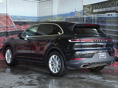Used 2024 Porsche Cayenne AWD/4WD image 6