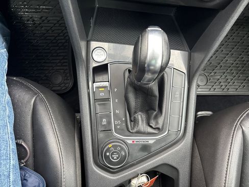 Used 2018 Volkswagen Tiguan SE w/ Panoramic Sunroof Package image 12