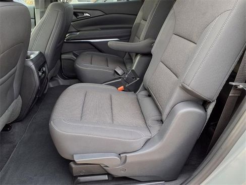 Used 2024 Chevrolet Traverse LT image 9