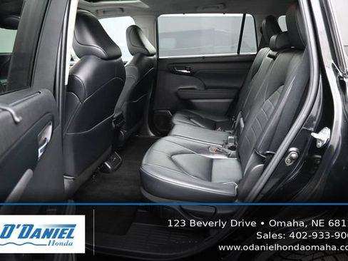 Used 2023 Toyota Highlander XLE AWD/4WD image 36