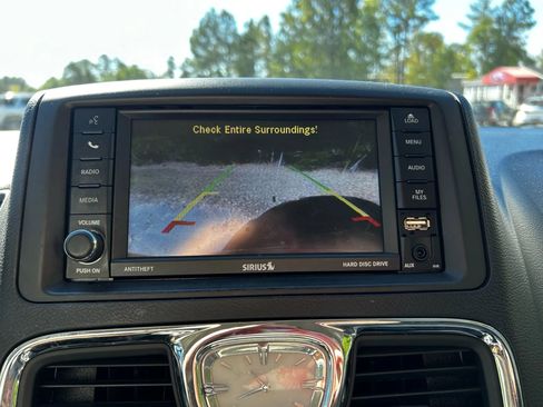 Used 2016 Chrysler Town & Country Touring image 20