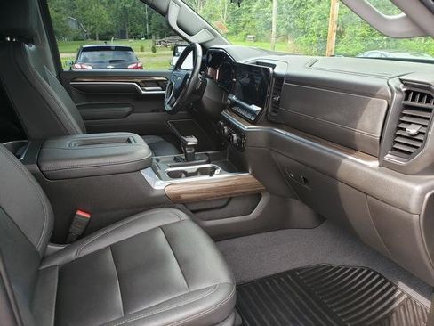 Used 2022 Chevrolet Silverado 1500 LT w/ Z71 Off-Road Package AWD/4WD image 19