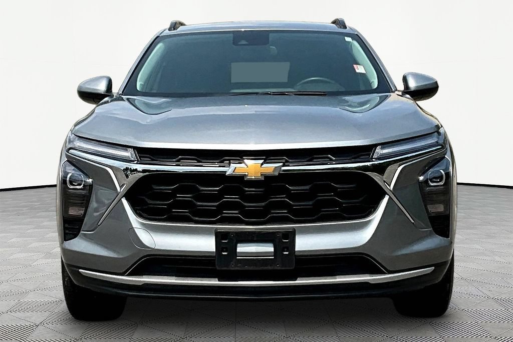 Used 2025 Chevrolet Trax LT w/ LT Convenience Package FWD image 2