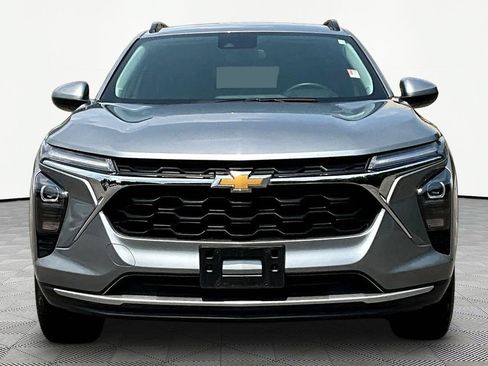 Used 2025 Chevrolet Trax LT w/ LT Convenience Package FWD image 2