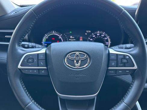 Used 2023 Toyota Highlander LE AWD/4WD image 23