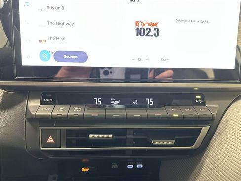 Used 2025 Toyota Camry SE image 34