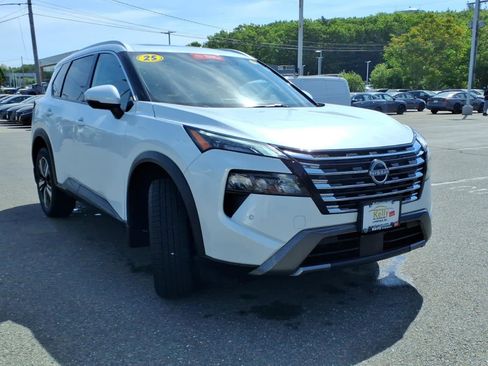 Certified 2025 Nissan Rogue SL w/ SL Premium Package AWD/4WD image 3