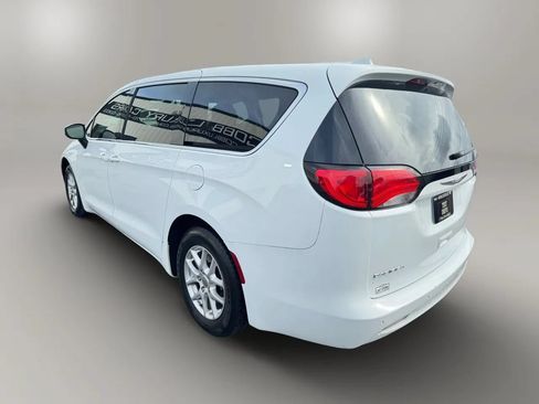 Used 2017 Chrysler Pacifica Touring FWD image 6