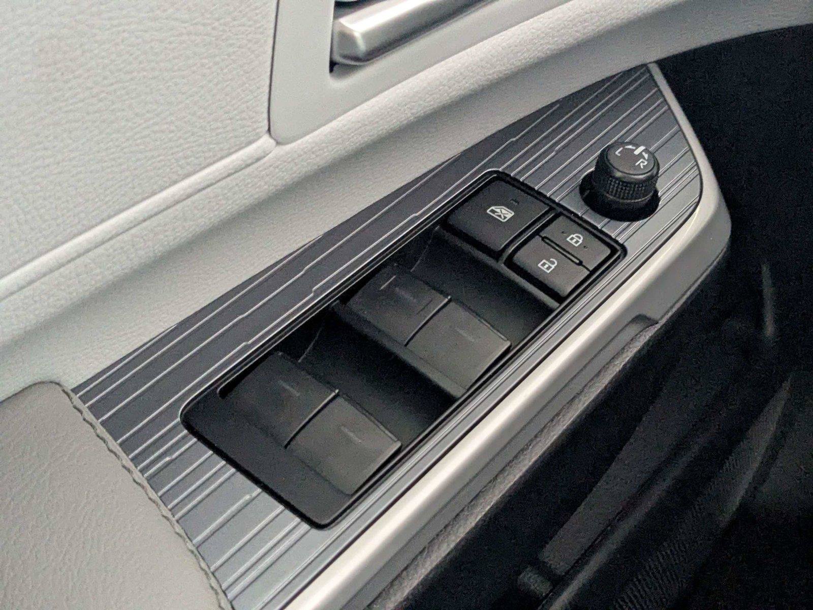 Certified 2025 Toyota Sienna XLE FWD image 15