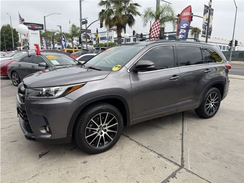 Used 2017 Toyota Highlander SE FWD image 3