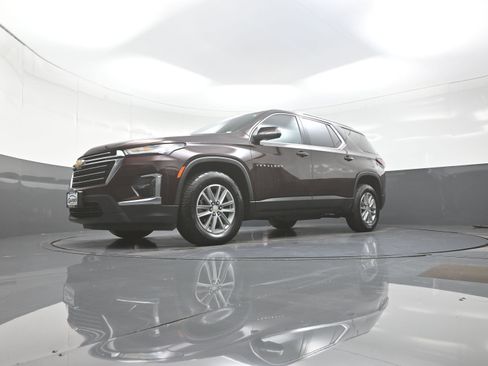 Used 2023 Chevrolet Traverse LT w/ Rear Camera Mirror Package AWD/4WD image 11