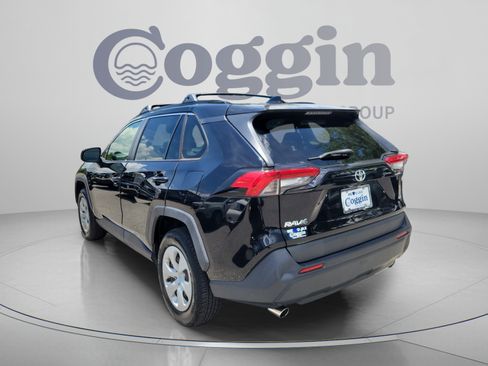 Used 2019 Toyota RAV4 LE FWD image 2