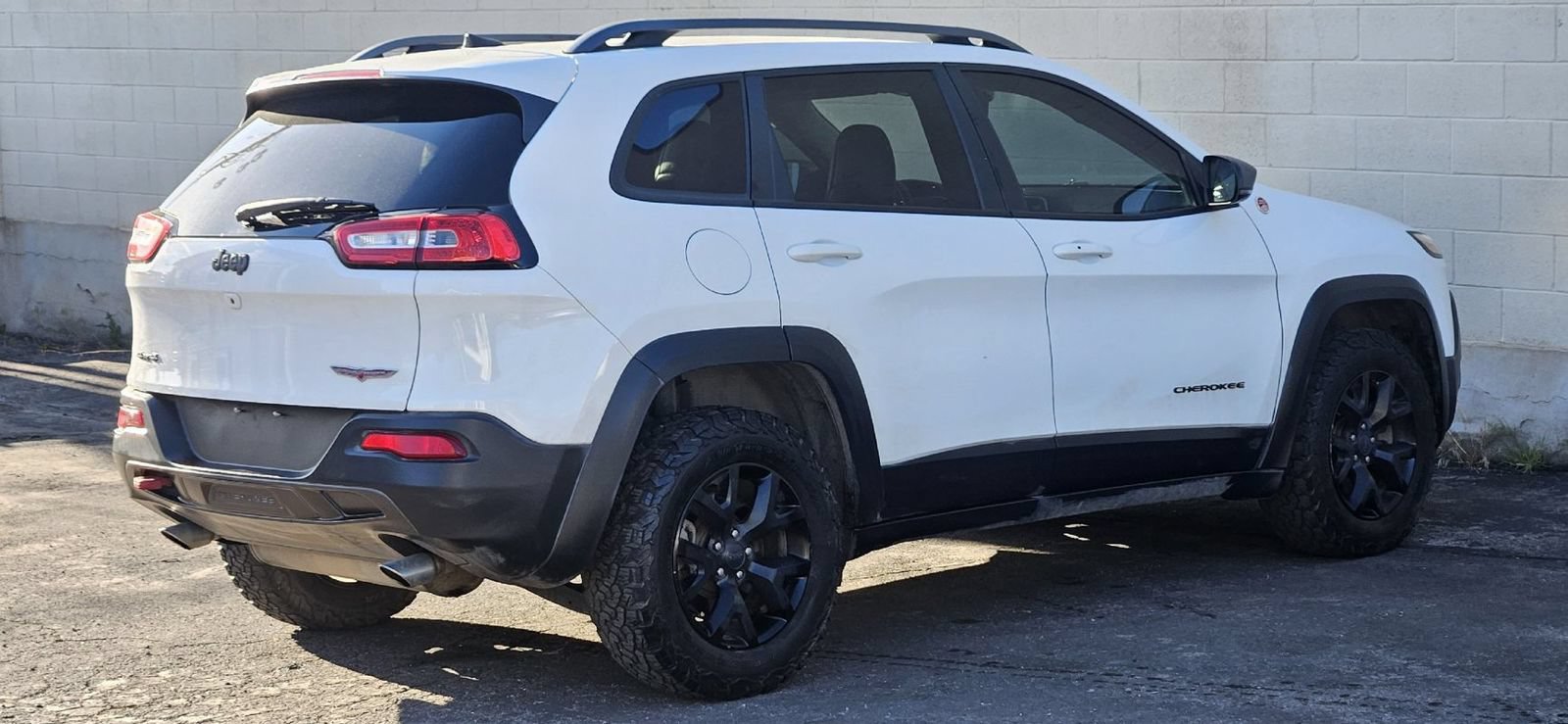 Used 2017 Jeep Cherokee Trailhawk AWD/4WD image 5