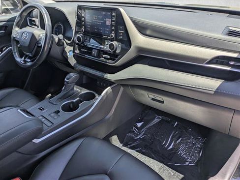 Used 2021 Toyota Highlander XLE FWD image 22
