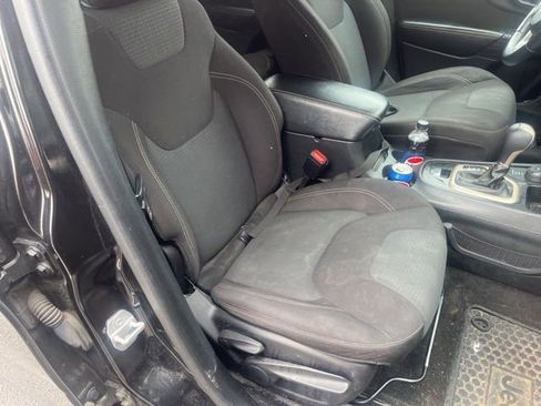 Used 2016 Jeep Cherokee Latitude w/ Cold Weather Group image 18