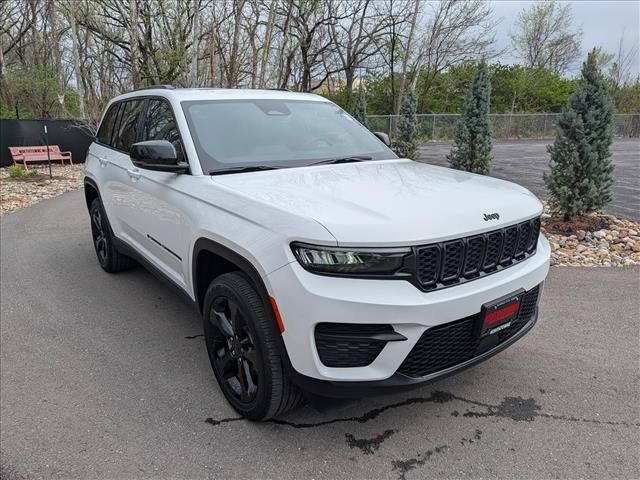 Used 2024 Jeep Grand Cherokee Altitude AWD/4WD image 7