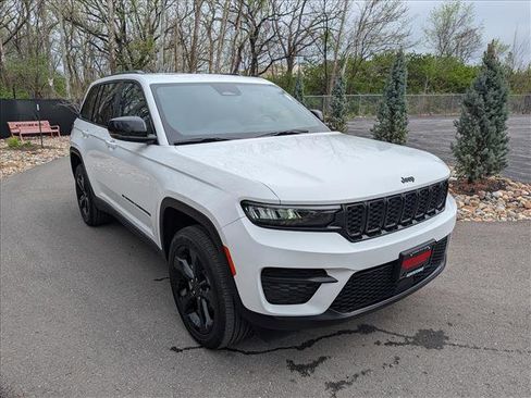 Used 2024 Jeep Grand Cherokee Altitude AWD/4WD image 7