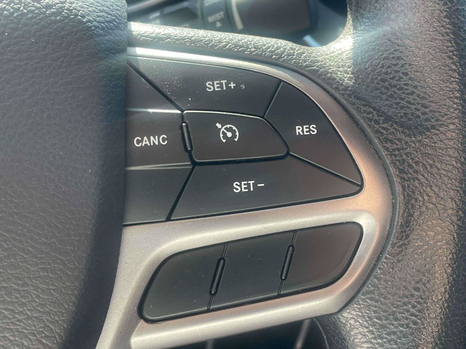 Used 2020 Jeep Cherokee Latitude FWD image 18
