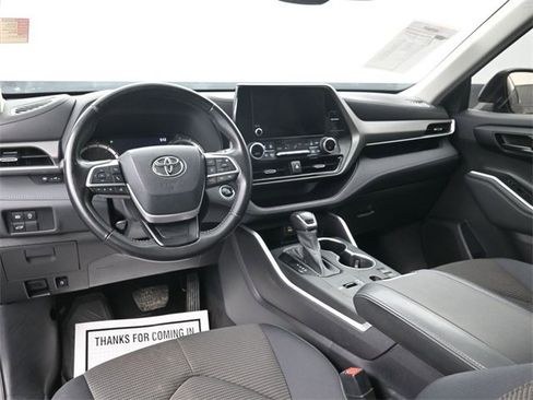 Used 2023 Toyota Highlander LE image 31