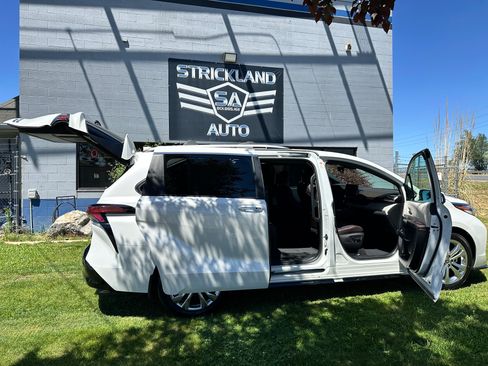 Used 2021 Toyota Sienna Platinum FWD image 27