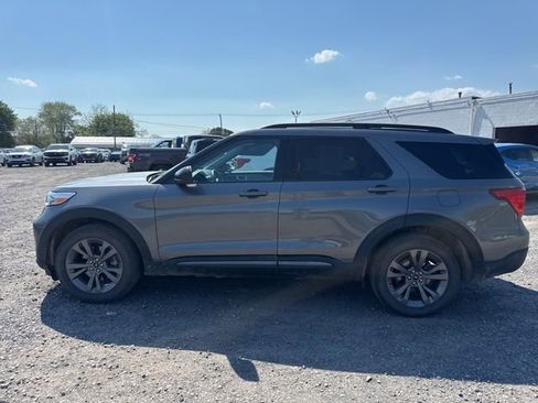 Used 2024 Ford Explorer XLT w/ Equipment Group 202A AWD/4WD image 9