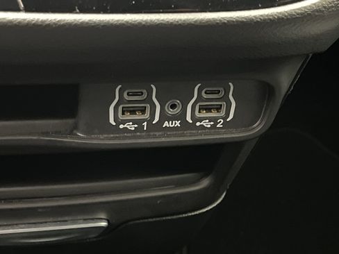 Used 2025 Chrysler Pacifica Select image 24