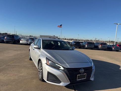 Certified 2023 Nissan Altima 2.5 SV image 2