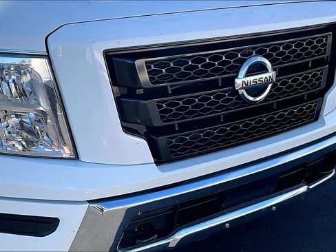 Used 2021 Nissan Titan SV image 19