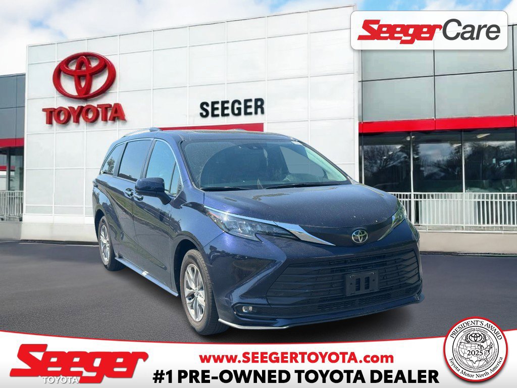 Used 2026 Toyota Sienna XLE FWD image 1