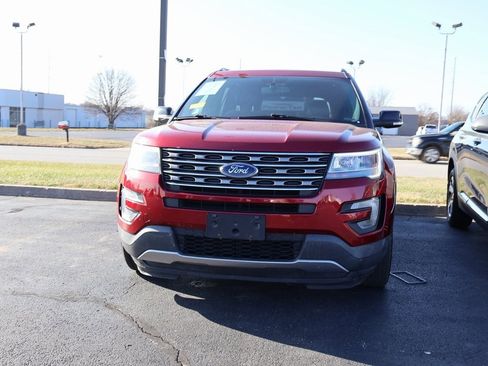 Used 2017 Ford Explorer XLT w/ Equipment Group 202A image 2